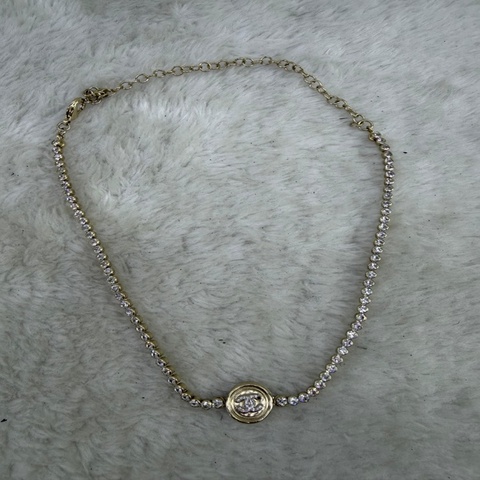 這是一條配有水鑽 CC Logo 圓形吊墜的 Chanel 金色項鍊。