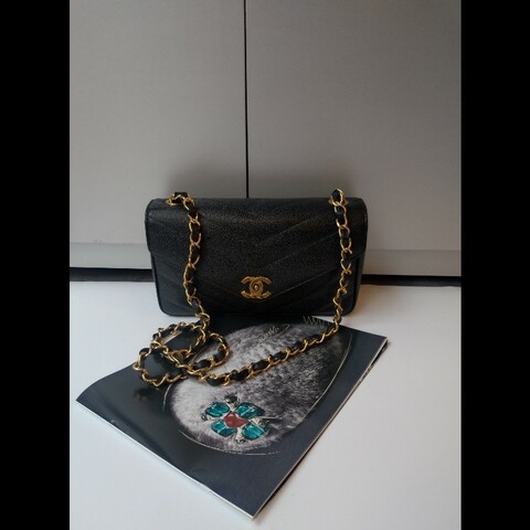 Chanel 金鍊古董黑荔枝皮V格斜背口蓋包