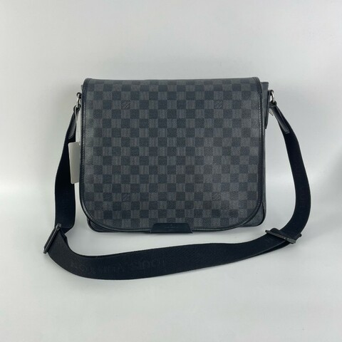 Louis Vuitton District黑色棋盤格翻蓋郵差包