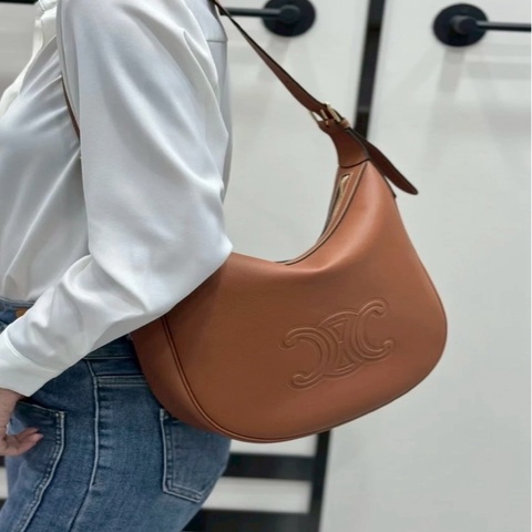#99新閒置🆕  焦糖色 ✨Celine賽琳 浮雕凱旋門Heloise Hobo