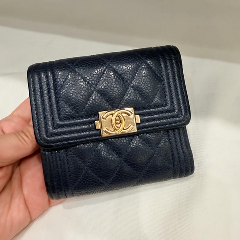 Chanel 香奈兒 Boy 荔枝牛皮 三折短夾 深藍 金釦