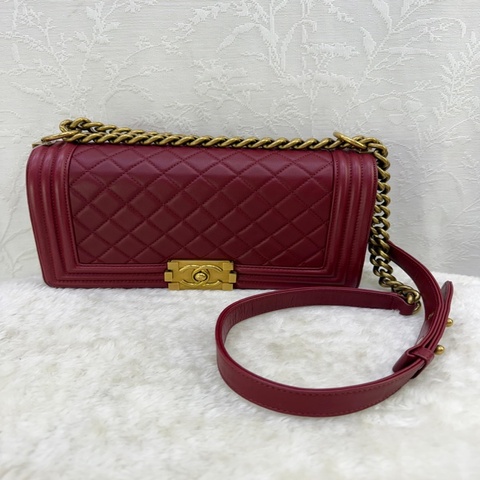 這是一個酒紅色的 CHANEL Boy Chanel 中號翻蓋包