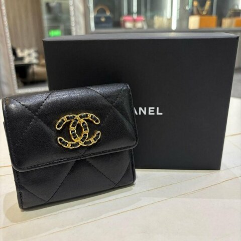 CHANEL 19 黑色羊皮金釦 三折 短夾