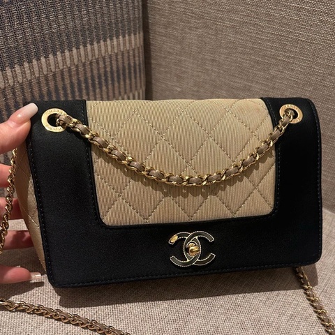 Chanel香奈兒綢緞布面黑金琺瑯扣CF菱格鏈條斜挎包～21開～