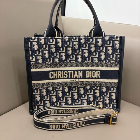迪奧Dior Book Tote   款托特 滿印 小號 23年編碼。
