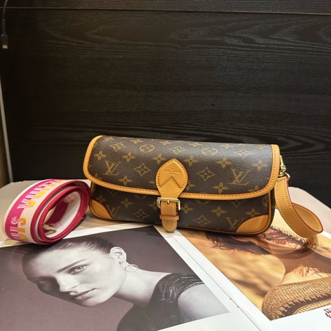 LV 原花桃紅背帶Diane 手提斜背法棍包
