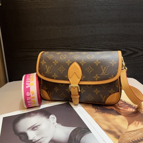 LV 原花桃紅背帶Diane 手提斜背法棍包