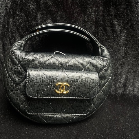 香奈兒 · Chanel 黑金魚子醬牛皮呼啦圈手拎包（23B）