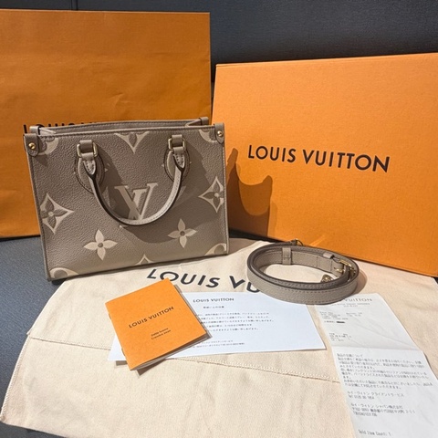 Louis Vuitton OnTheGo PM（M45779）是灰米色系 Giant Monogram Empreinte