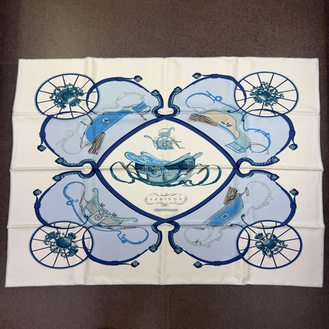 這是愛馬仕（Hermès）的 "Springs" 系列絲巾，由 Philippe Ledoux 設計，以淺藍色和奶油色調為特色。
