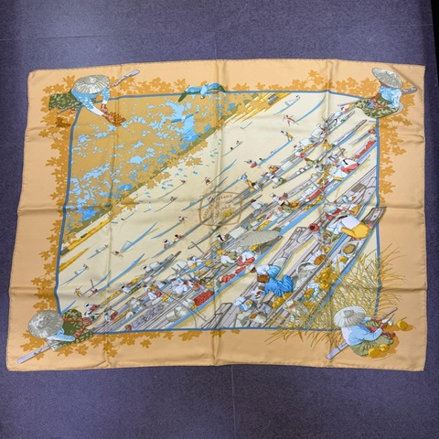 這是一條愛馬仕（Hermès）「Inlé湖的水上市場」（Marché Flottant du Lac Inlé）絲巾，展現了由 Dimitri Rybaltchenko 設計的精緻水上市場情景。