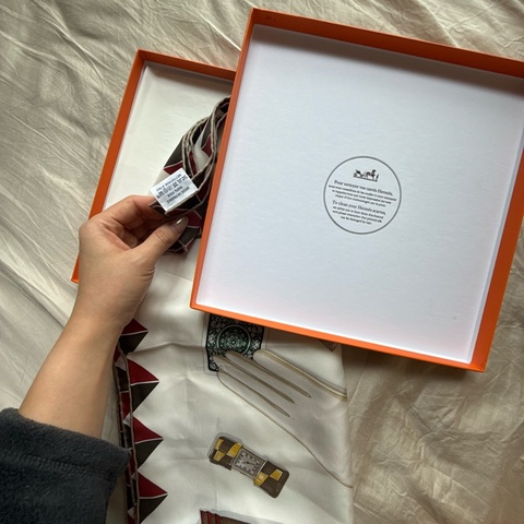 HERMÈS 愛馬仕 真絲方巾 90cm 絲巾 法國製 附原盒 復古撲克牌手套圖騰