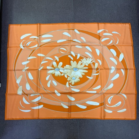 這是一條愛馬仕（Hermès）“Au gré du vent”（順風而行）主題的橙色絲巾。
