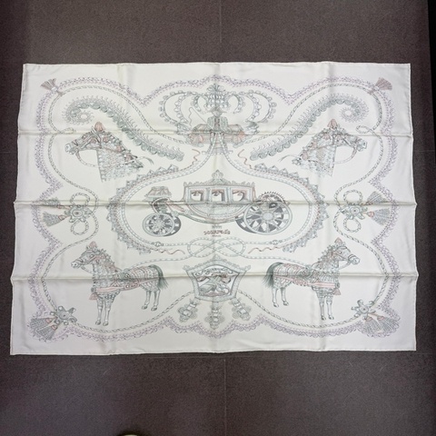 這是一條 Hermès "Paperoles" 絲巾，中心飾有精緻的馬車圖案。