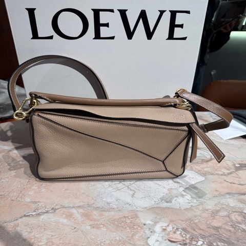 Loewe 羅意威 幾何包puzzle 沙色 小號，荔枝紋牛 底24
