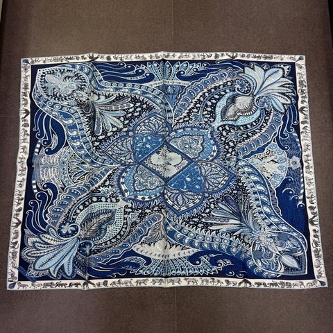 這是一條藍色色調的 Hermès Le Jardin de la Maharani 方巾，由 Annie Faivre 設計