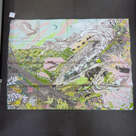 這是一條由藝術家 Alice Shirley 設計的 Hermès「Into the Canadian Wild」90 公分絲巾