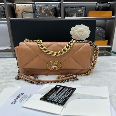 香奈兒 chanel 斜背包 小羊皮、金色、銀色與釕色金屬 16.0 × 26 × 9.0