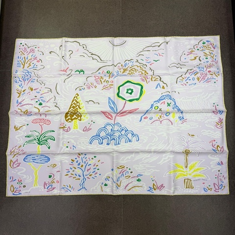 這條愛馬仕（Hermès）Isola di Primavera 90 絲巾採用 100% 真絲材質，並以淡粉色調描繪了春日花園的清新景象。