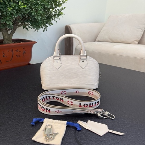 LOUIS VUITTON 貝殼BB 石英白牛皮小號 芯片99新🆕 配件齊全 公價18900