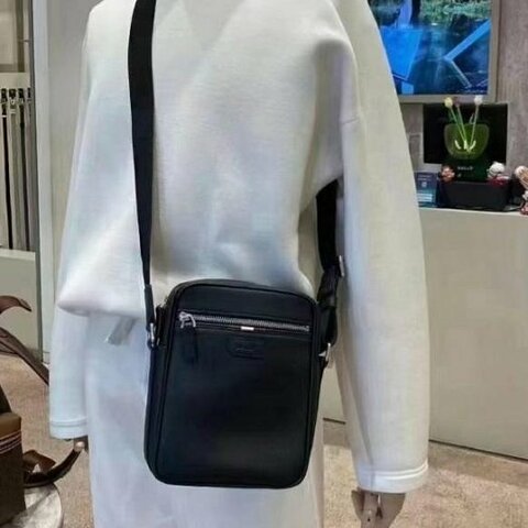 💎Han's house精品服飾💎BALLY 防刮牛皮 拉鍊 相機包