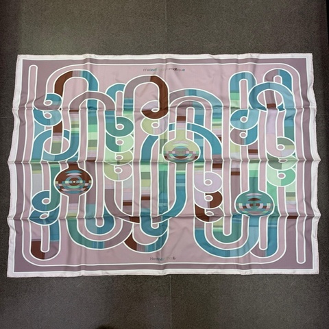 這款圍巾是 愛馬仕 (Hermès) 的《Melodie Chromatique》 絲巾（這款設計通常稱為「色彩旋律」）。