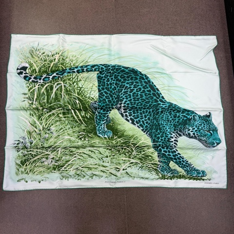 這是由 Robert Dallet 設計的 Hermès Panthera Pardus 絲巾。