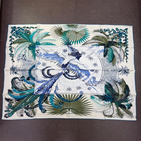 這款精美的絲巾是愛馬仕（Hermès）的「Mythiques Phoenix」系列，採用了經典的鳳凰與熱帶植物設計。
