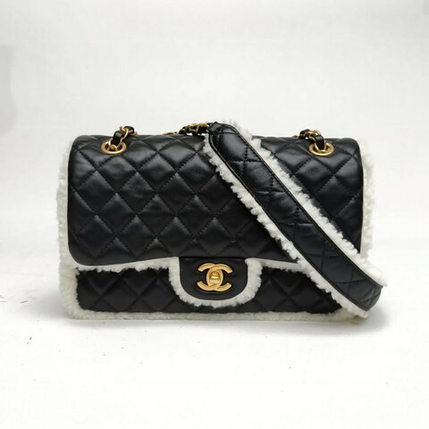 CHANEL 黑白羊羔毛晶片金扣21ACF中號泰迪肩背包
