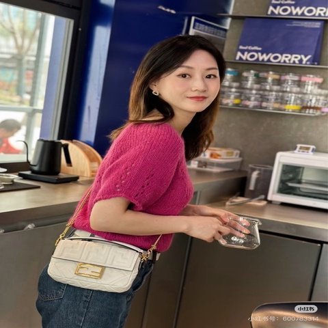 🤍 FENDI 白金浮雕FF字母手提斜背包 🤍