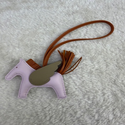 這是 Hermès Rodeo Pegase PM 小飛馬吊飾