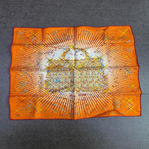 這是 Hermès 「Magic Kelly」絲巾