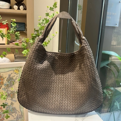 Bottega Veneta 葆蝶家，烏木色大號圓形和尚包