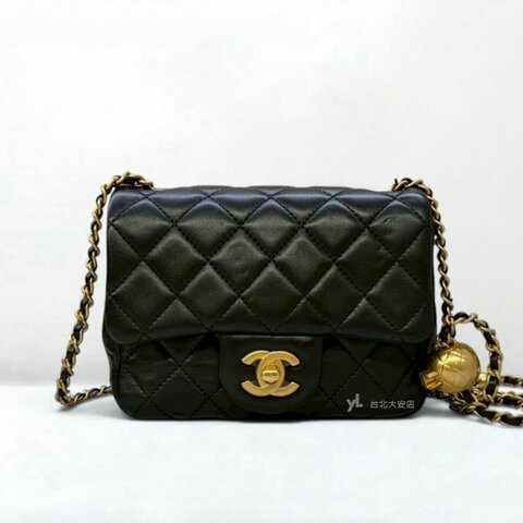 A13338-CHANEL 黑色羊皮金球方胖子口蓋包AS1786