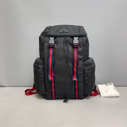 Gucci古馳 98新黑色尼龍虎頭雙肩包 ，尺寸33×43×15 售價3699。