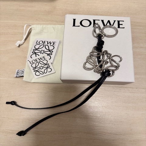 LOEWE anagram charm in calfskin black logo 吊飾 鎖匙扣