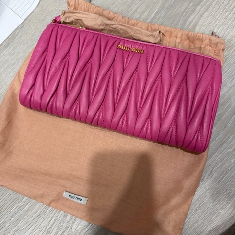 全新未使用miu miu 手拿包