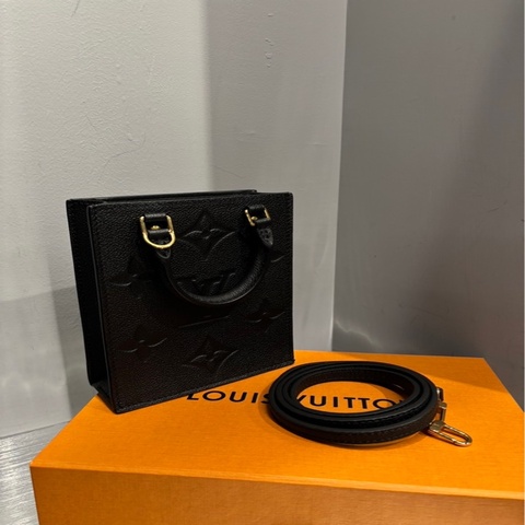 Louis Vuitton Petit Sac Plat 迷你琴譜包 皮革壓紋｜Classic Trend CT精品｜台北東區實體