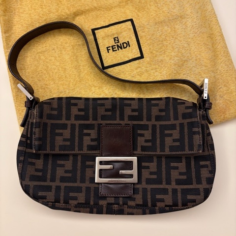 Fendi 老花肩背包