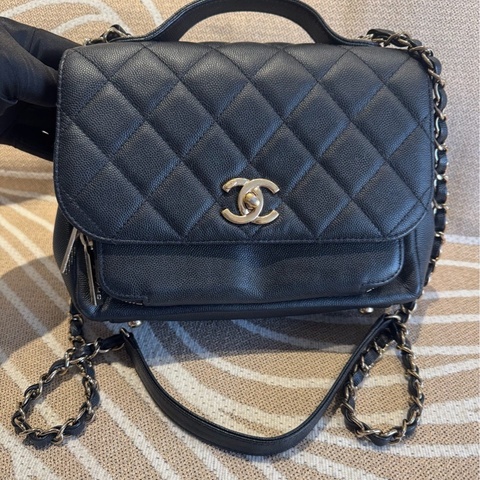 Chanel 香奈兒 郵差包 荔枝牛皮黑金，手提斜挎包 鏈條包中號