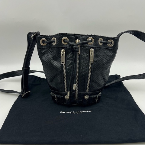 聖羅蘭/Saint laurent 黑色蛇皮紋 拉鍊機車水桶包  抽繩設計 黑銀 手提單肩斜挎包