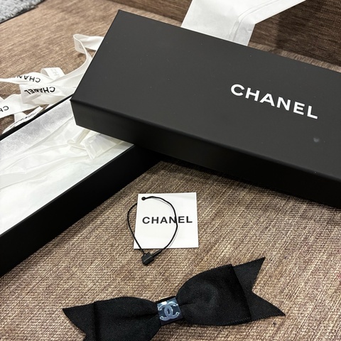 香女孩👧🏻必備🔥香奈兒Chanel 黑色經典c logo蝴蝶結🎀 小髮夾 膜在🇹🇼