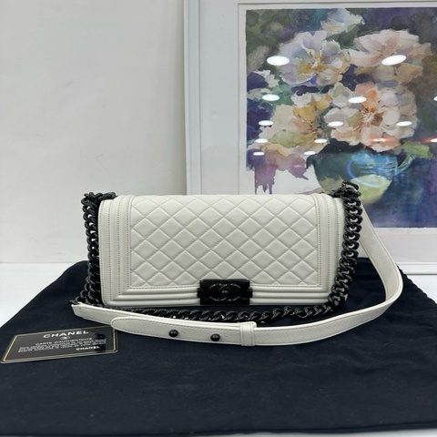 Chanel 香奈兒 Leboy中號 白色黑扣 羊皮 24開