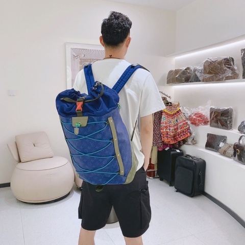 LV 秀款登山電光藍後背包54.5x35x19cm 9新 配件塵袋