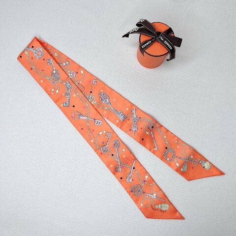 HERMES 全新杏色圓點鑰匙twilly絲巾