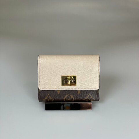 LV M82398/晶片款 奶茶拼老花旋轉扣三折短夾
