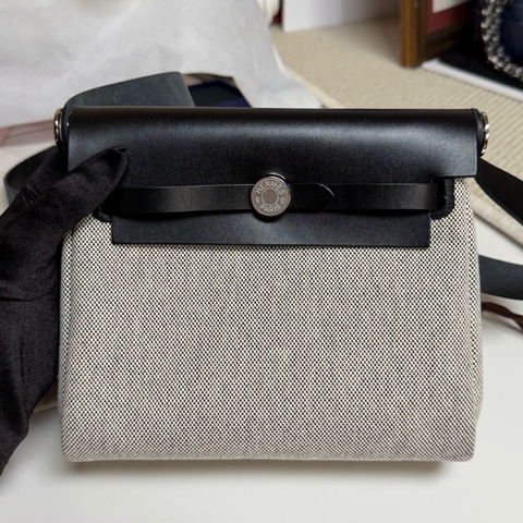 Hermes 愛馬仕 熊貓色herbag mini 斜挎包 銀扣