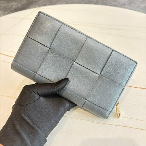 BOTTEGA VENETA 經典大格編織小牛皮拉鍊長夾(灰)