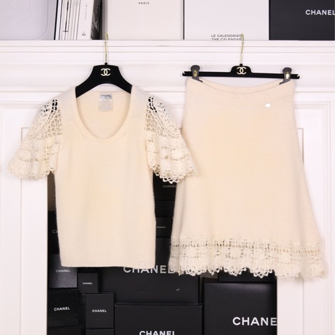 Chanel 06年奶白色山羊绒镂空花边袖口针织圆领短袖上衣外套半裙套装