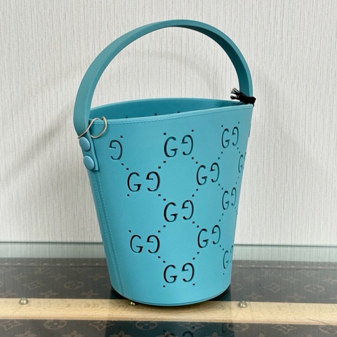 🩵 GUCCI 雙G鏤空橡膠水桶包🩵
